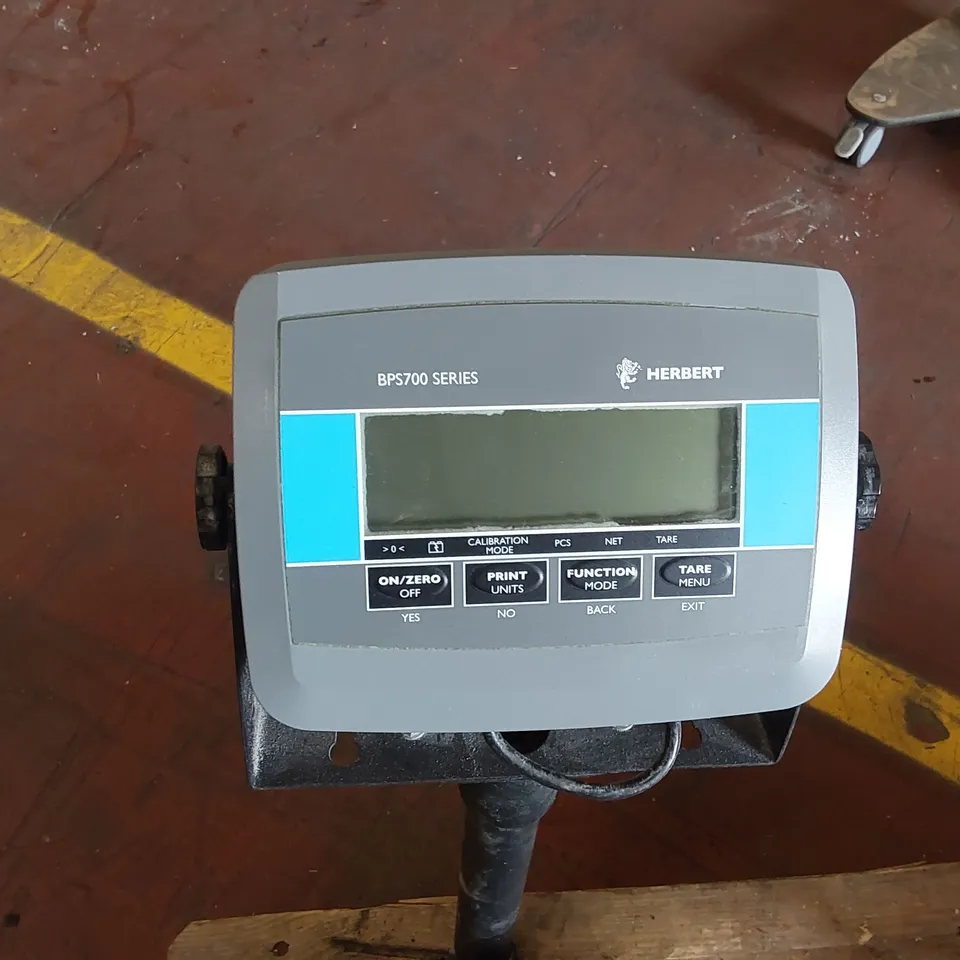 PALLET CONTAINING 1X HERBERT BPS700 SERIES SCALE BODY, ASSORTED PORTABLE SCALE TROLLEY BASES AND OTHER METAL ITEMS 