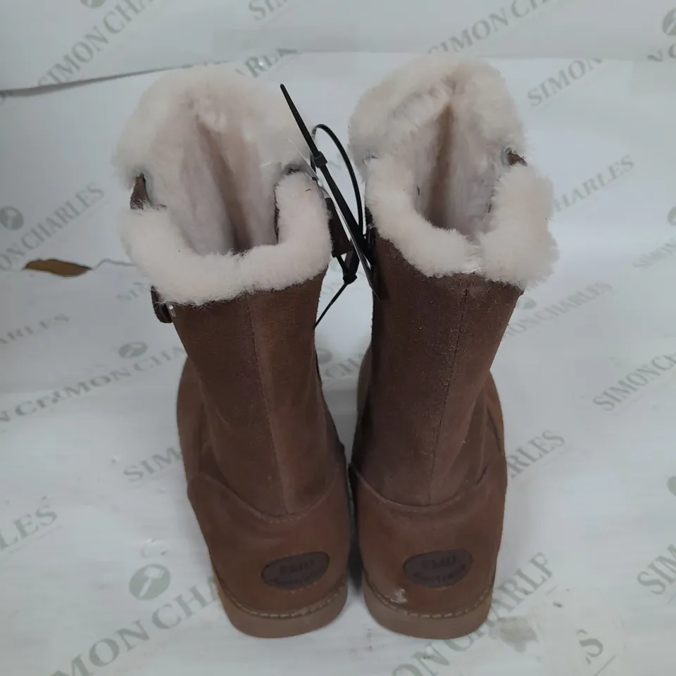 EMU AUSTRALIA WATERPROOF FUR LINED BOOT IN OAK SIZE 8