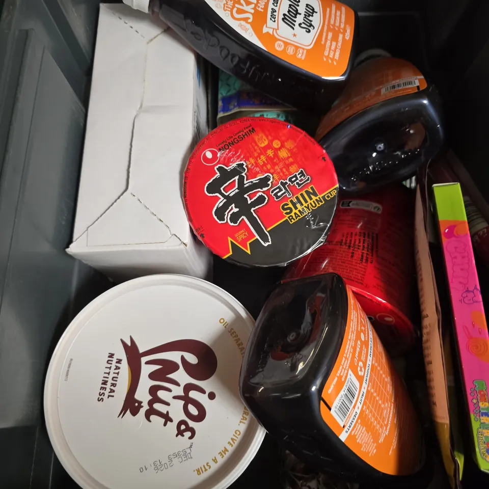 APPROXIMATELY 15 ASSORTED FOOD AND DRINK ITEMS TO INCLUDE - SIMPLY COOK THAI BASIL STIR FRY, THE SKINNY FOOD CO MAPLE SYRUP AND JUMBO BLANCHED PEANUTS