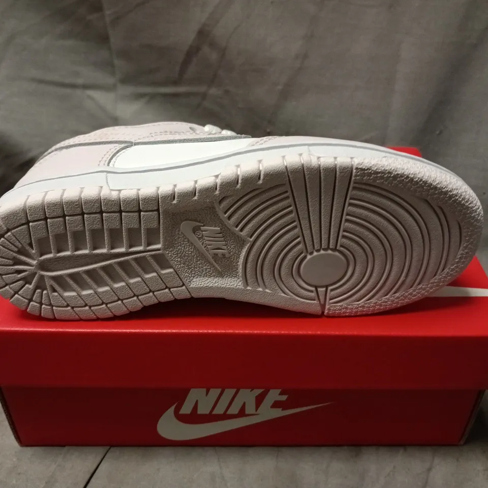 BOXED PAIR OF NIKE DUNK LOW KIDS TRAINERS IN WHITE/PINK - UK 10.5
