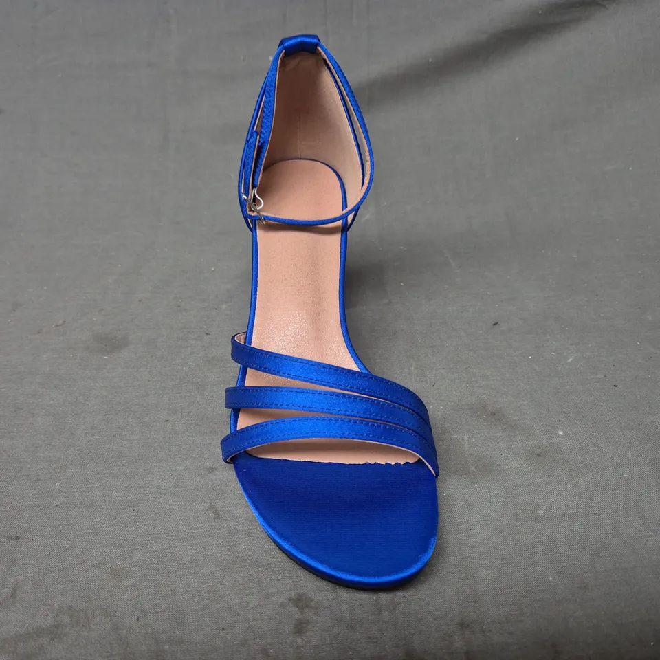 BOXED PAIR OF UNBRANDED OPEN TOE BLOCK HEEL SANDALS IN BLUE EU SIZE 39