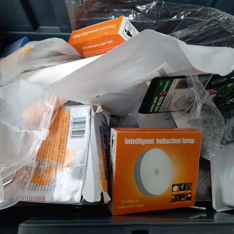 BOX OF APPROXIMATELY 9ASSORTED ITEMS TO INCLUDE - KEYCHAIN LIGHT - UK TRAVEL PLUG - SOUDAL DECORATORS CAULK ECT