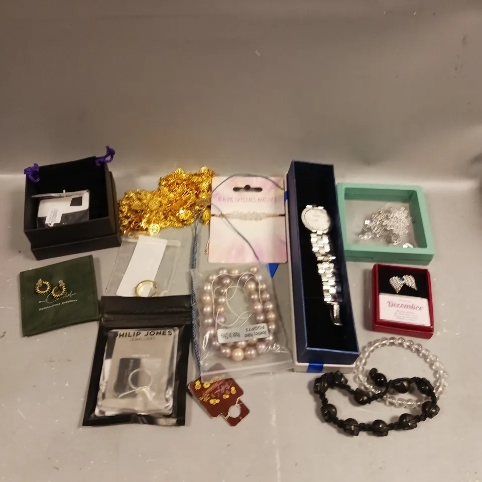 APPROXIMATELY 30 ASSORTED JEWELLERY ITEMS TO INCLUDE WATCHES, BRACELETS, NECKLACES ETC