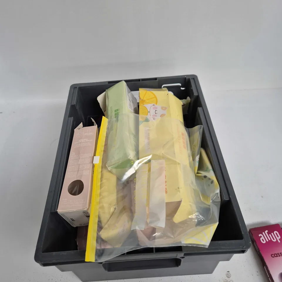 TOTE OF APPROXIMATELY 12 ASSORTED ITEMS TO INCLUDE: AIR UP PODS