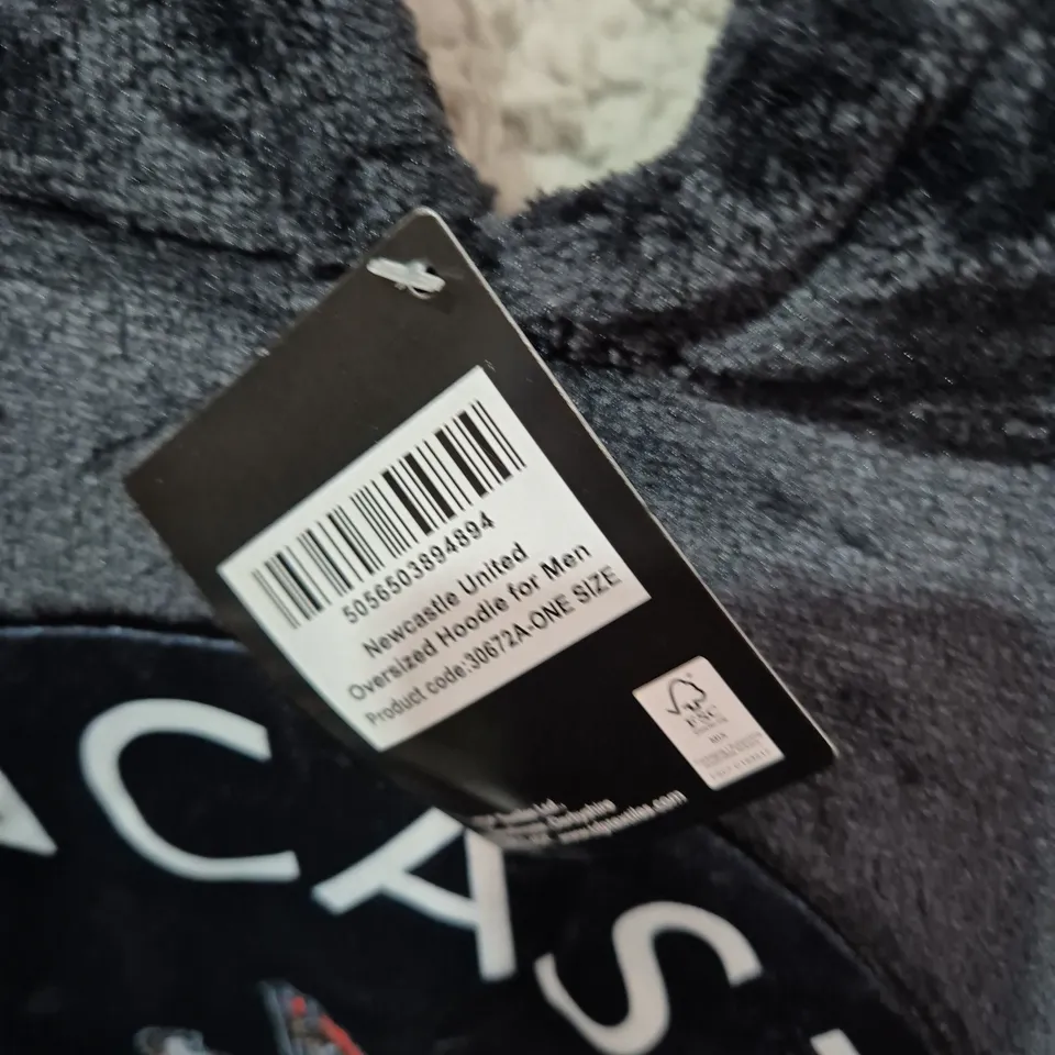 NEWCASTLE UNITED OVERSIZED HOODIE – BLACK, ONE SIZE (MEN)