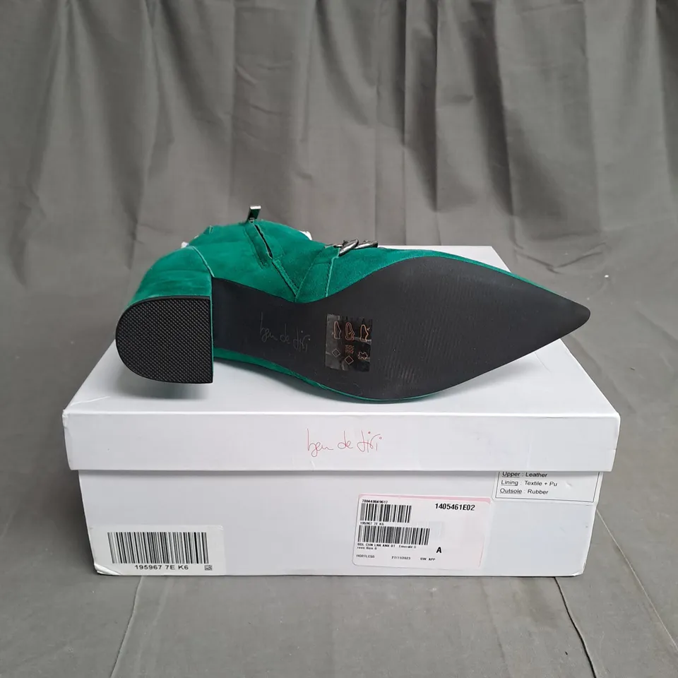 BEN DE LISI CHAIN LINK SUEDE ANKLE BOOT SIZE 6 IN GREEN 