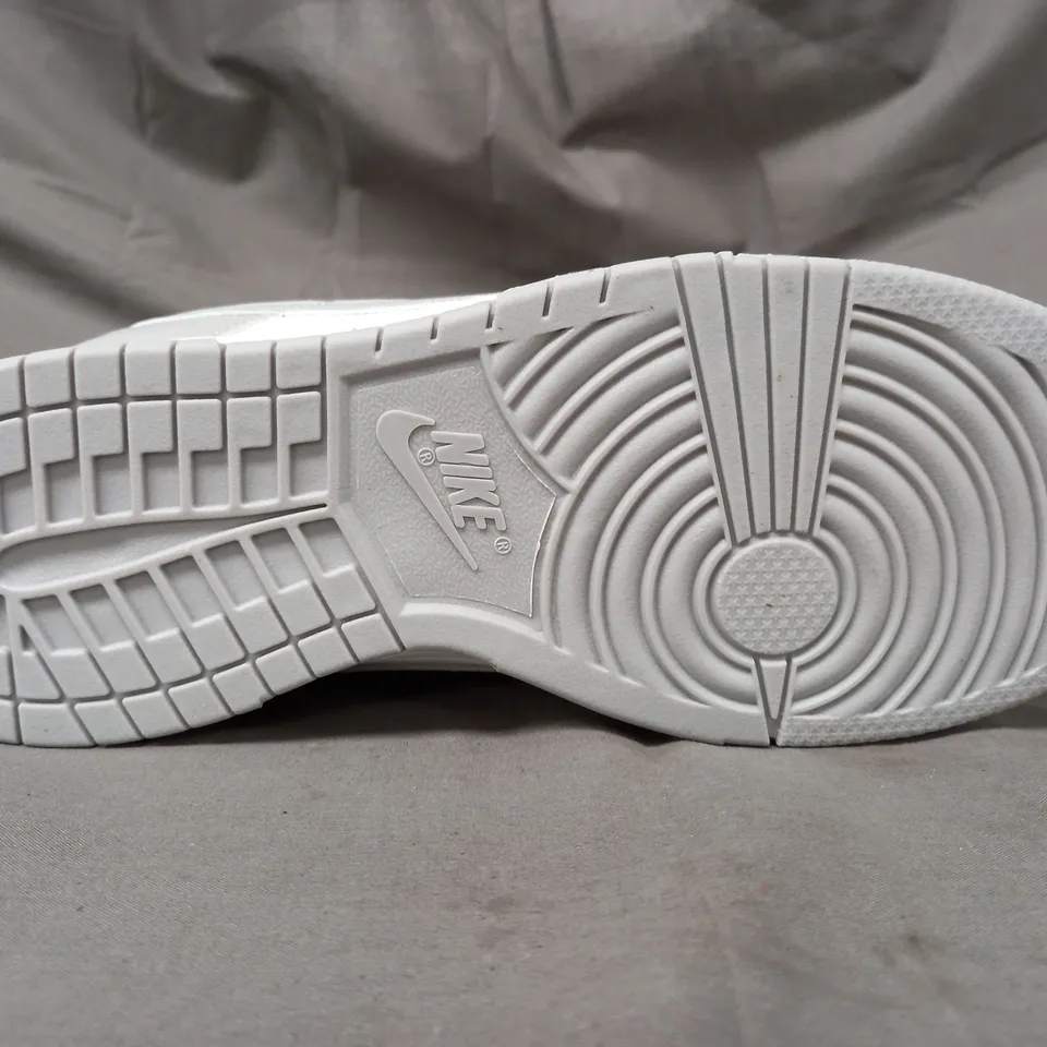 BOXED PAIR OF NIKE SHOES IN GREY/WHITE UK SIZE 7