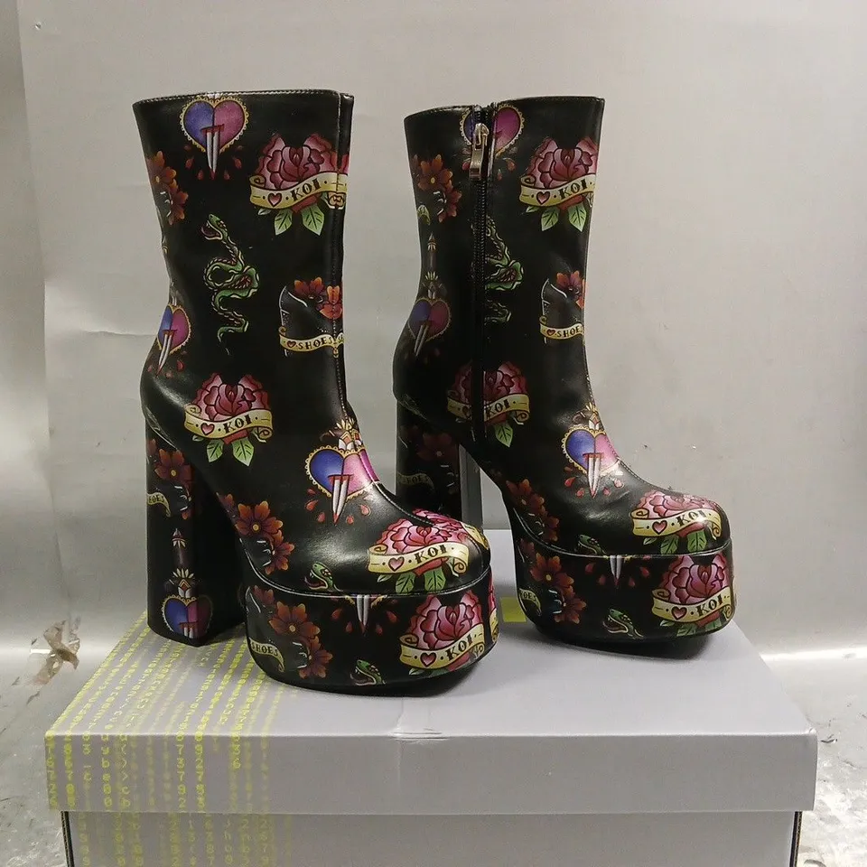 BOXED PAIR OF KOI VERDICT OF A SERPENT & DAGGER HEELED BOOTS IN BLACK SIZE UK 5