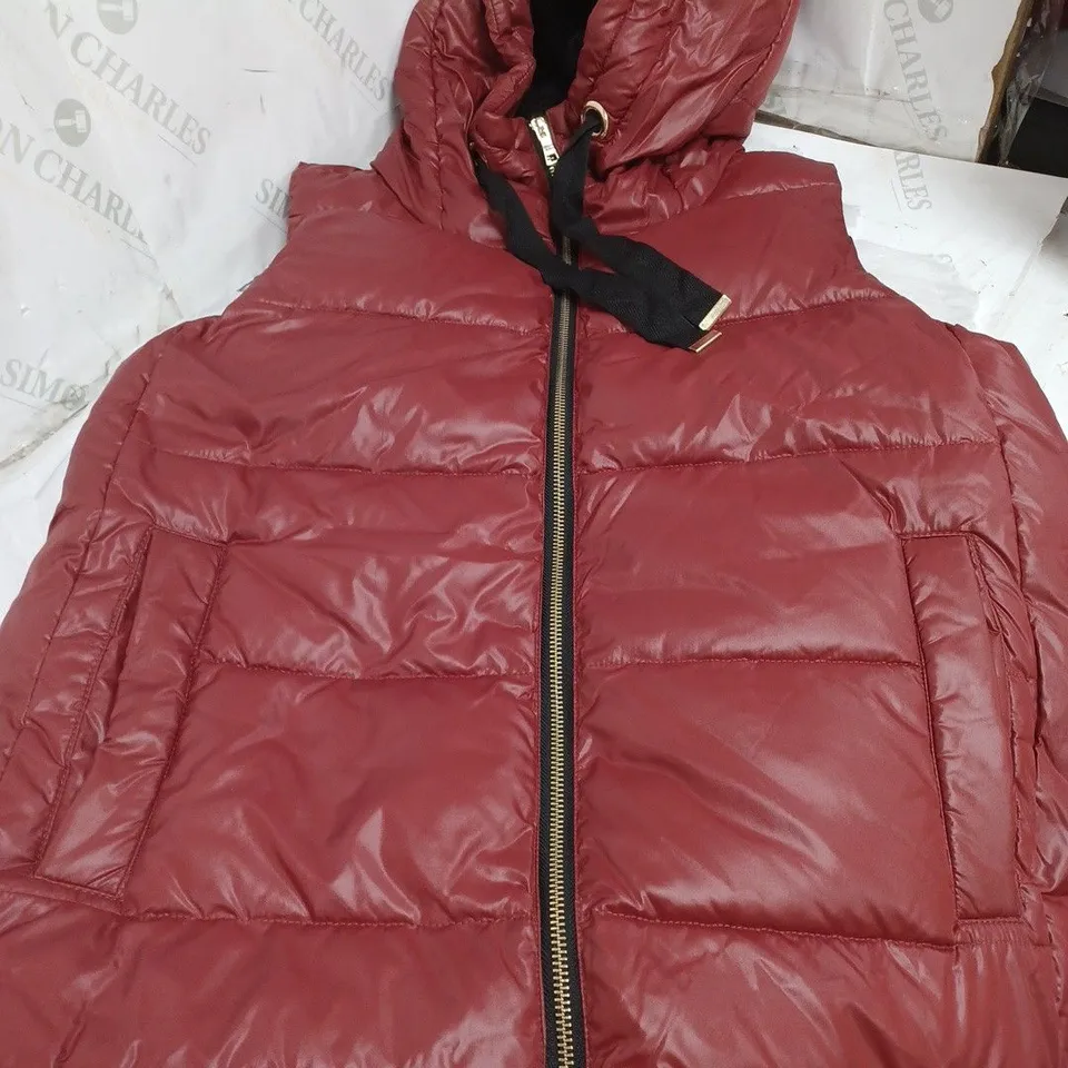 NUAGE LONG PADDED HOODED GILET. ZIP AND POPPER FASTENING. 2 FRONT POCKETS. RED SIZE SMALL