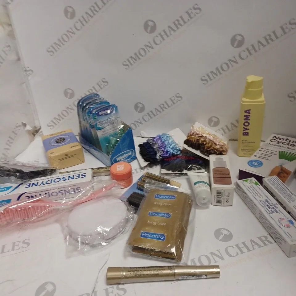 APPROXIMATELY 20 ASSORTED HEALTH AND BEAUTY PRODUCTS INCLUDING BYOMA, SENSODYN