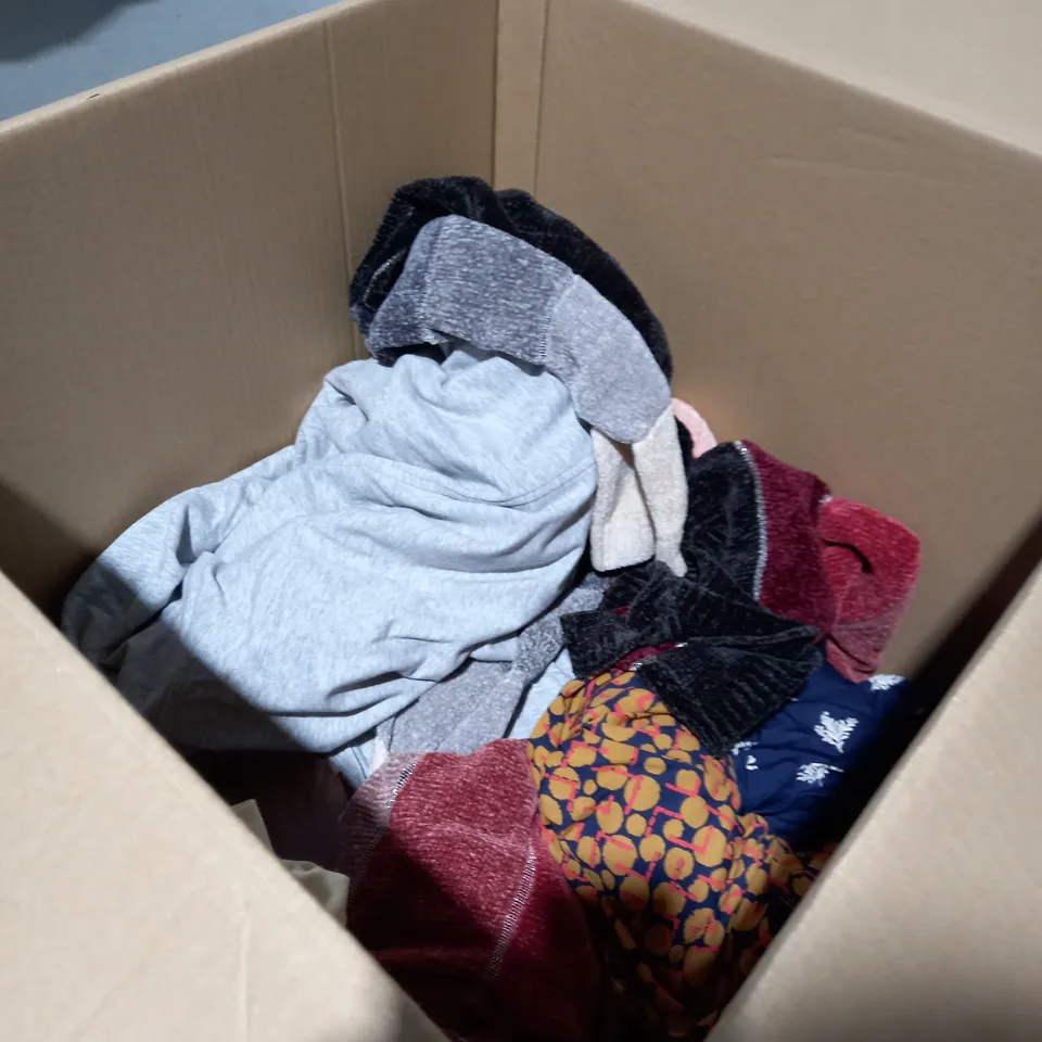 BOX OF APPROXIMATELY 20 ASSORTED CLOTHING ITEMS TO INCLUDE JUMPERS, TOPS, DRESSES ETC