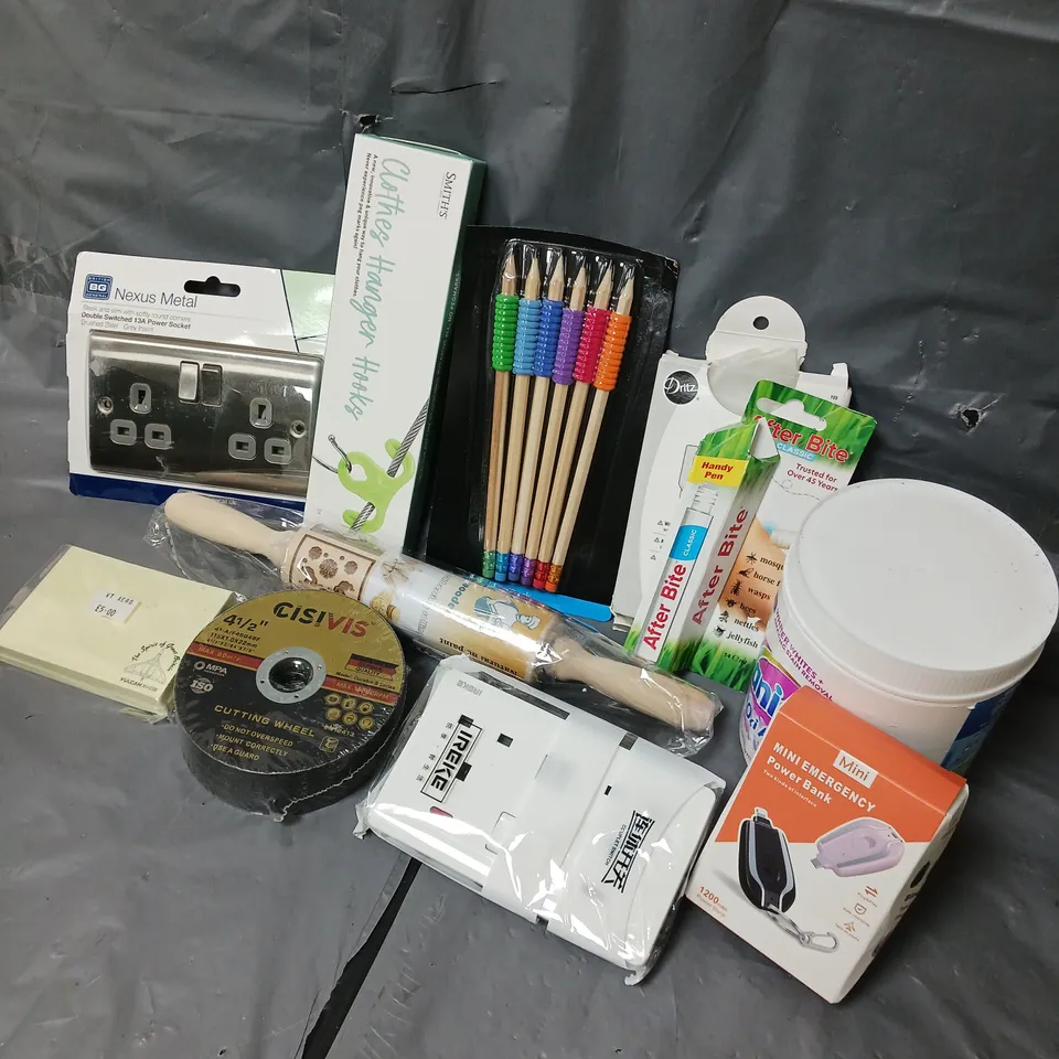 APPROXIMATELY 12 ASSORTED HOUSEHOLD ITEMS TO INCLUDE DOUBLE WALL SOCKET, CISIVIS CUTTING WHEEL, PENCILS, ETC