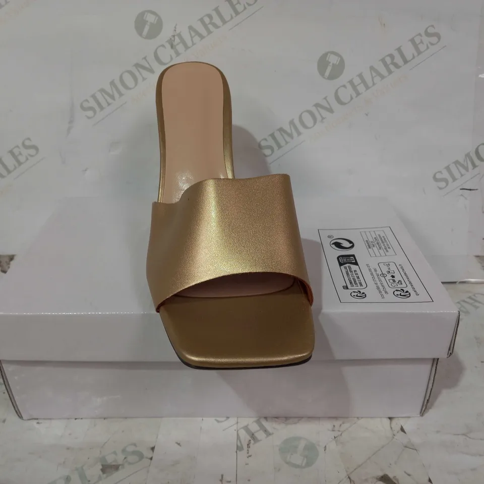 BOXED PAIR OF DESIGNER OPEN TOE HEART SHAPED HEEL SANDALS IN METALLIC GOLD EU SIZE 40