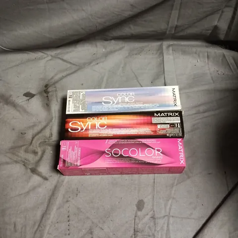 BOX OF APPROXIMATELY 60 ASSORTED MATRIX HAIR CARE PRODUCTS INCLUDING SO COLOR DARK BLONDE MOCHA COPPER AND COLOR SYNC BRUNETTE NEUTRAL/MEDIUM BLONDE MOCHA VIOLET/BRUNETTE ASH AND CLEAR