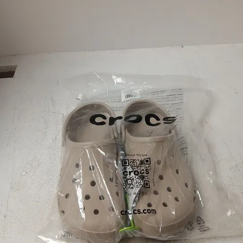 BAGGED CLASSIC CROC CLOGS - SIZE M6/W7