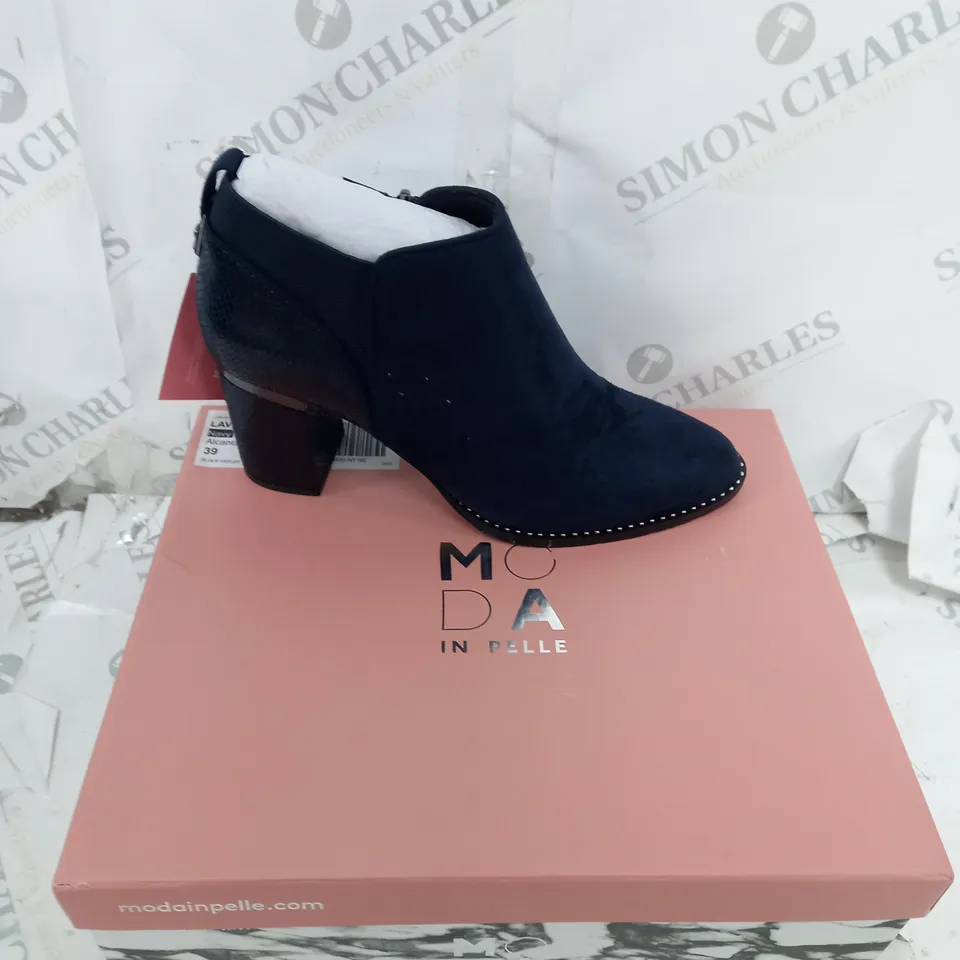BOXED PAIR OF MODA IN PELLE LAVINIA NAVY ALCANTARA BLOCK HEELED SHOE BOOT SIZE 6