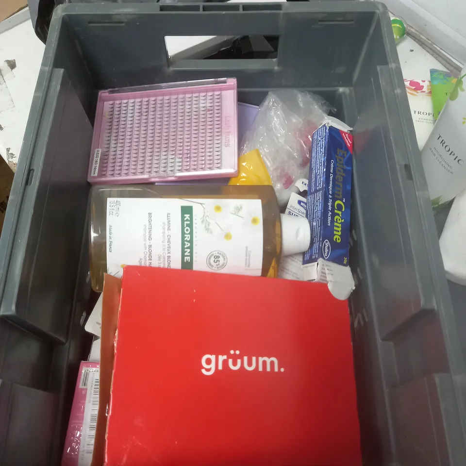 APPROXIMATELY 20 ASSORTED COSMETIC PRODUCTS TO INCLUDE ASTONISH HAND WASH, WHISPER NIGHT PADS AND TOOTHBRUSHES ETC