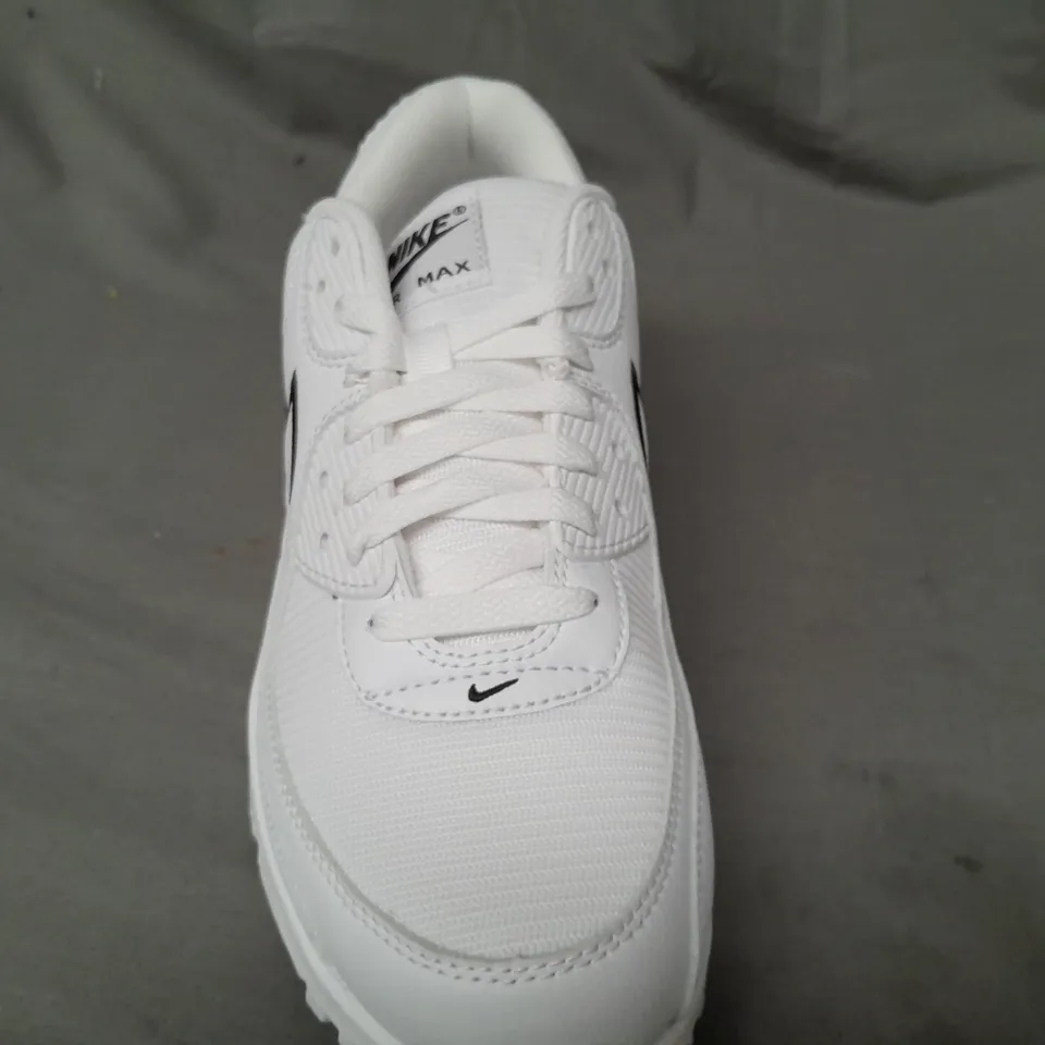 BOXED PAIR OF NIKE AIR MAX 90 SHOES IN WHITE/BLACK UK SIZE 8