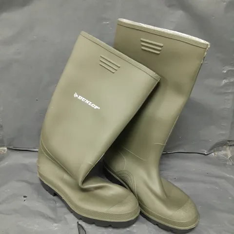 PAIR OF DUNLOP PRICEMASTOR WELLINGTON BOOTS - 8