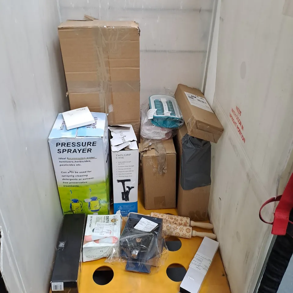 APPROXIMATELY 15 ASSORTED HOUSEHOLD ITEMS TO INCLUDE WALKING CANE, PRESSURE SPRAYER AND A LAUNDRY EGG