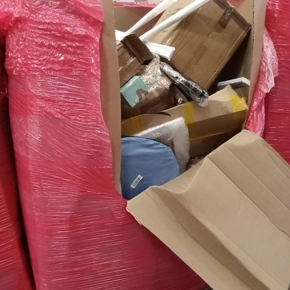 PALLET OF ASSORTED HOUSEHOLD GOODS AND PRODUCTS TO INCLUDE; RETRACTABLE BABY GATE, FISHING NET, DECOR ITEMS ETC