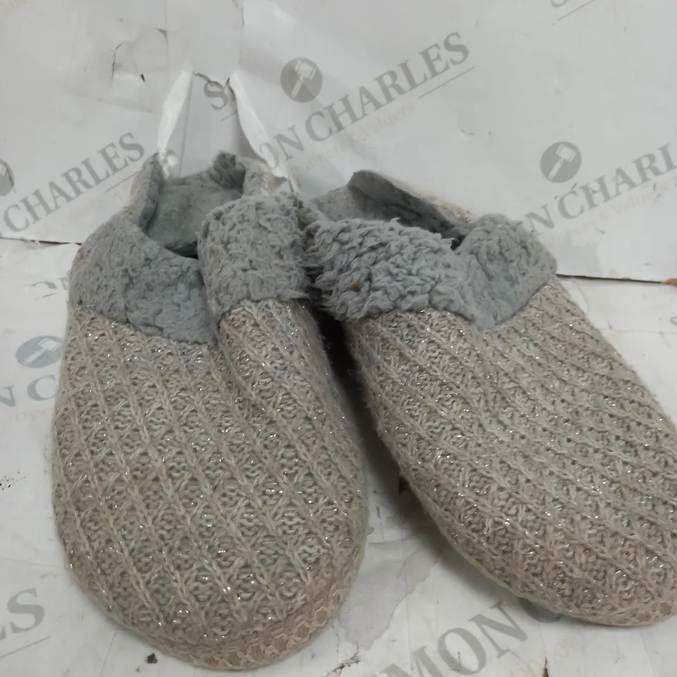 MUK LUKS MAGDALANA IVORY SNOWFLAKE SLIPPERS - SIZE 8
