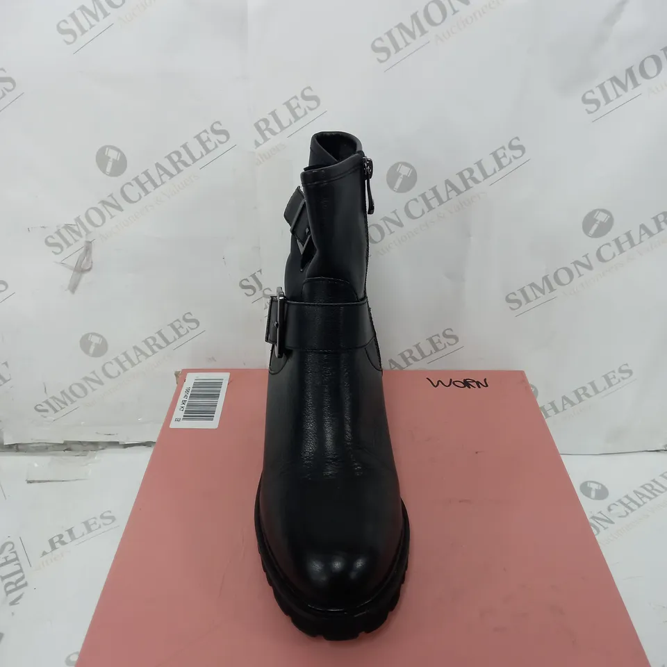 BOXED PAIR OF MODA IN PELLE CORNELLE BLACK LEATHER BOOTS - UK 7