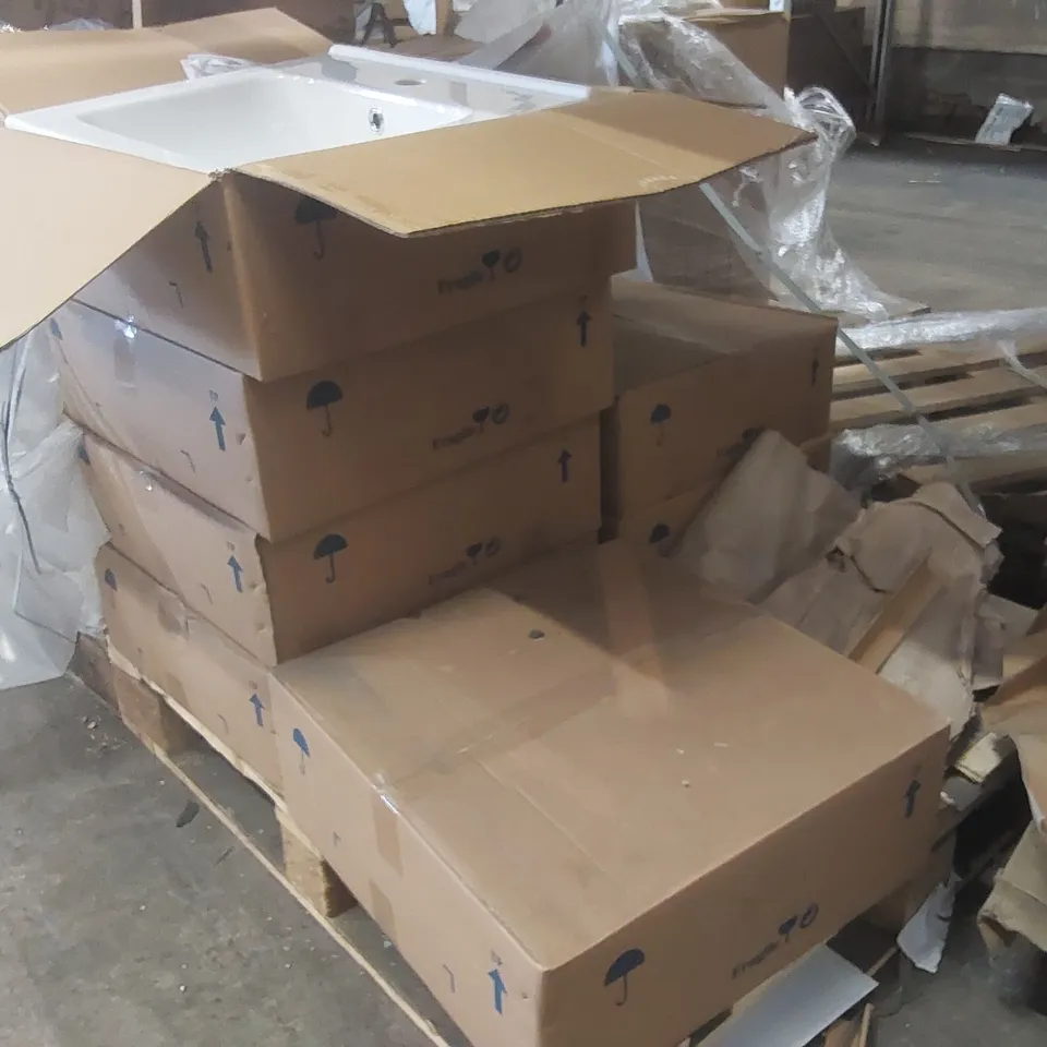 PALLET CONTAINING A LARGE QUANTITY OF BOXED LECICO SINKS