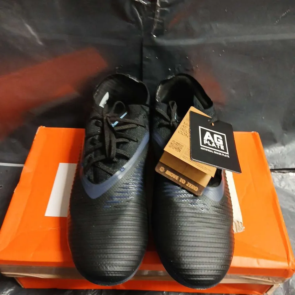 NIKE FOOTBALL BOOTS - UK SIZE 8.5