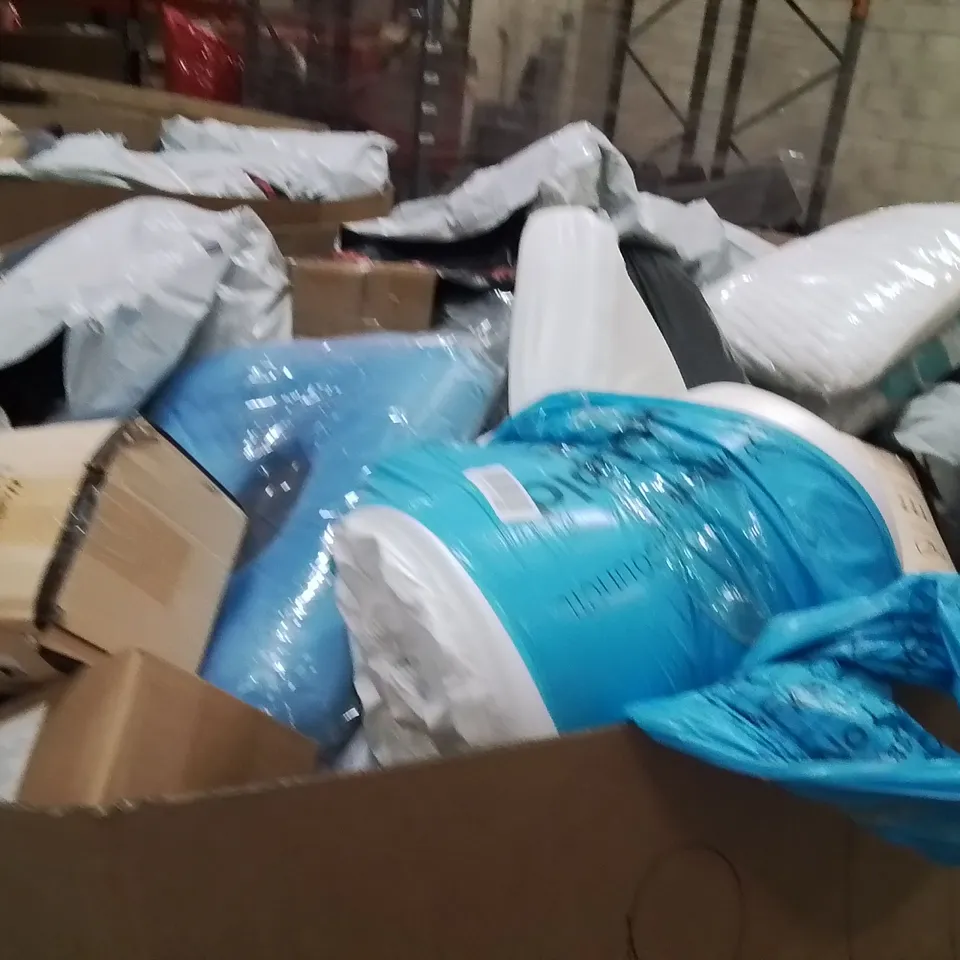 PALLET CONTAINING A LARGE QUANTITY OF PILLOWS 