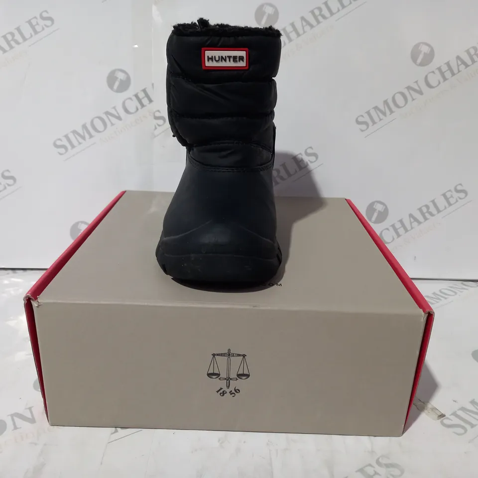 BOXED PAIR OF HUNTER INTREPID KIDS SNOW BOOTS IN BLACK UK SIZE 8