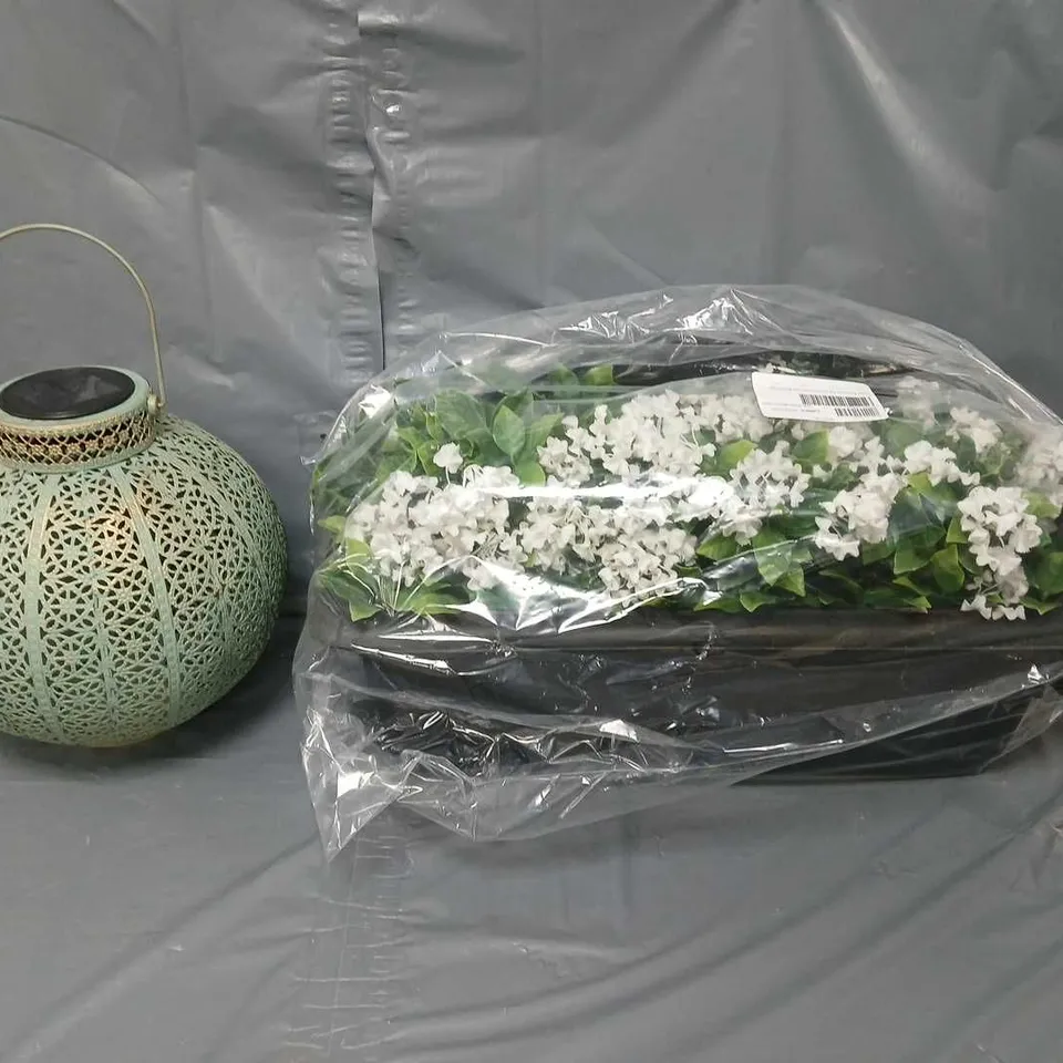 APPROXIMATELY 10 HOUSEHOLD ITEMS TO INCLUDE FAUX FLOWERS AND SOLAR GARDEN GLOBE
