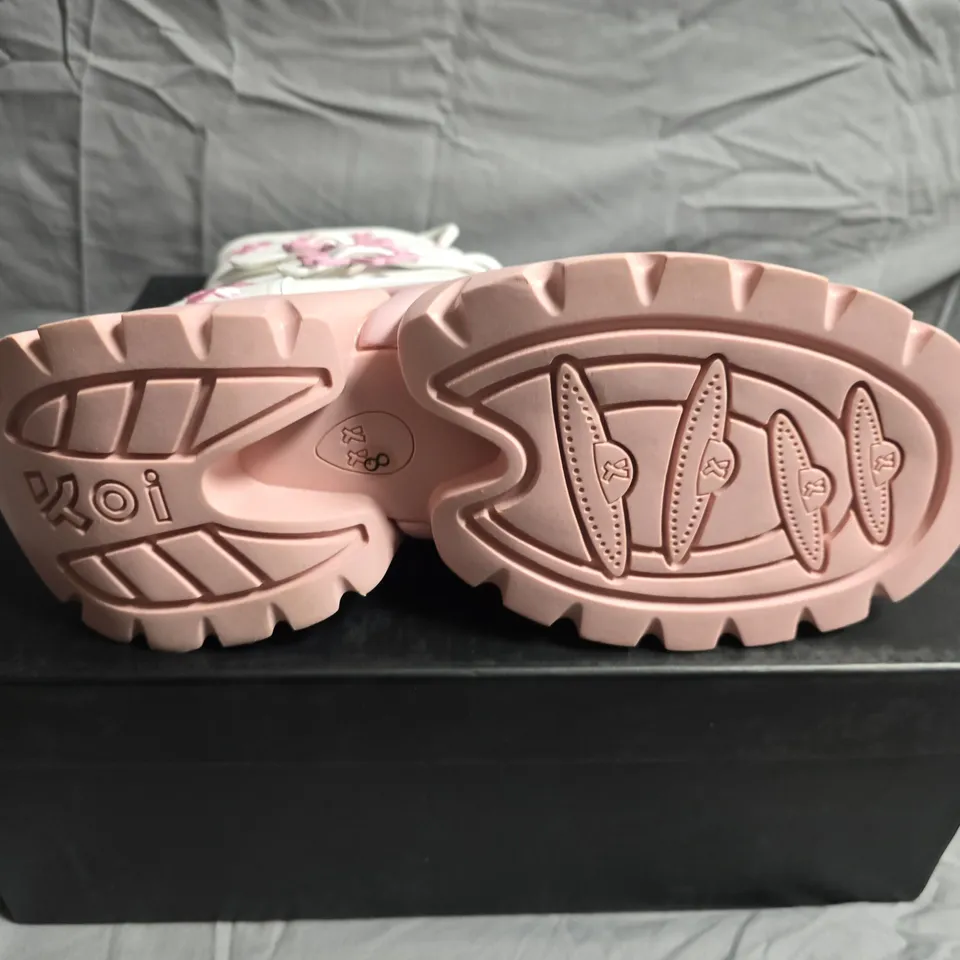 BOXED PAIR OF KOI FOOTWEAR SAKURA MIKU CHERRY BLOSSOM SHOES - UK SIZE 8