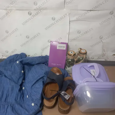 APPROXIMATELY 15 ASSORTED HOUSEHOLD PRODUCTS TO INCLUDE SHOES, HOUSEHOLD DΓCOR, JACKETS ETC