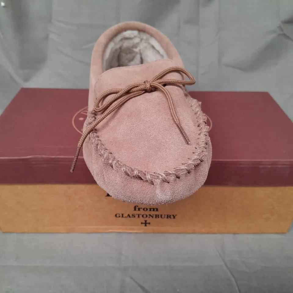 BOXED PAIR OF DRAPER OF GLASTONBURY SLIPPERS IN BROWN SIZE 9