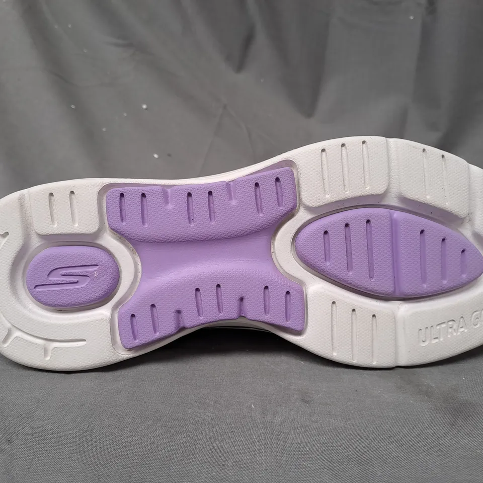 BOXED PAIR OF SKETCHERS GO WALK ARCH FIT IN BLACK - SIZE 5