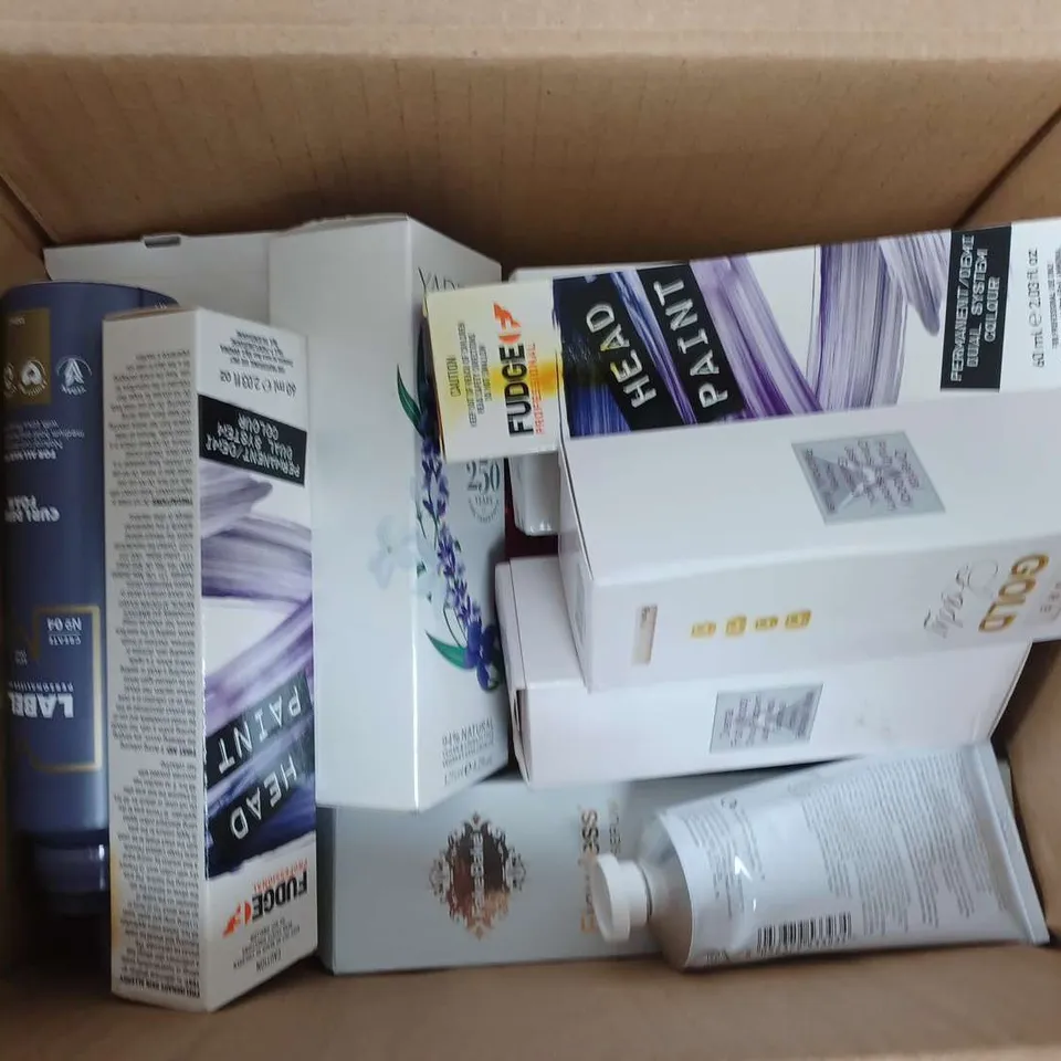 APPROXIMATELY 14 ASSORTED HEALTH & BEAUTY ITEMS TO INCLUDE YARDLEY APRIL VOILETS EAU DE TOILETTE (125ml), ELIZABETH ARDEN BODY CARE FORMULA (300ml), REVLON CHARLIE WHITE EAU DE TOILETTE (100ml), ETC