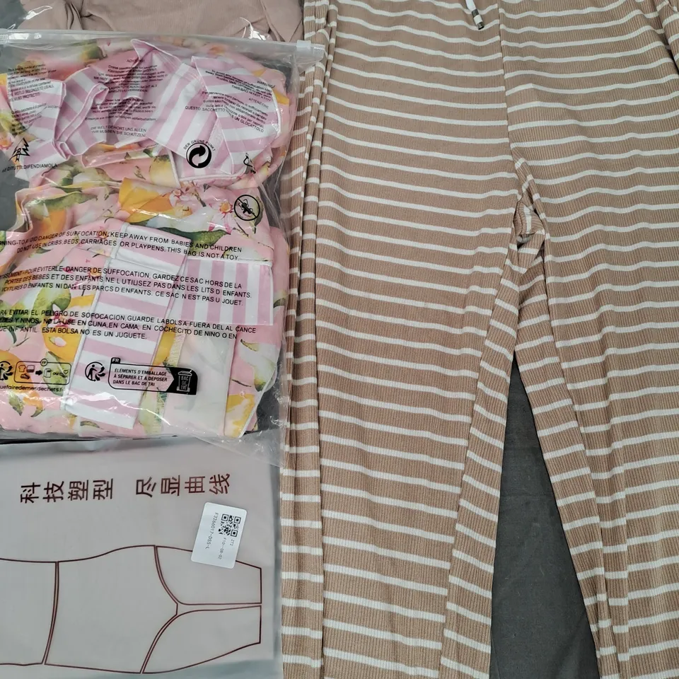 BOX OF APPROXIMATELY 20 ASSORTED CLOTHING AND FASHION ITEMS IN VARIOUS STYLES AND SIZES
