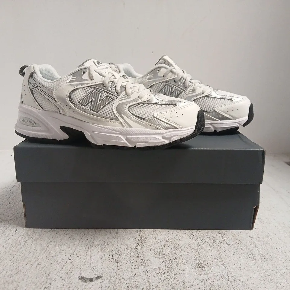 BOXED PAIR OF NEW BALANCE 530 TRAINERS IN WHITE/SILVER SIZE UK 4