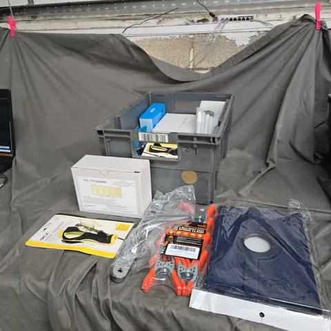 APPROXIMATELY 10 ITEMS OF ASSORTED DIY TOOLS & ACCESSORIES .