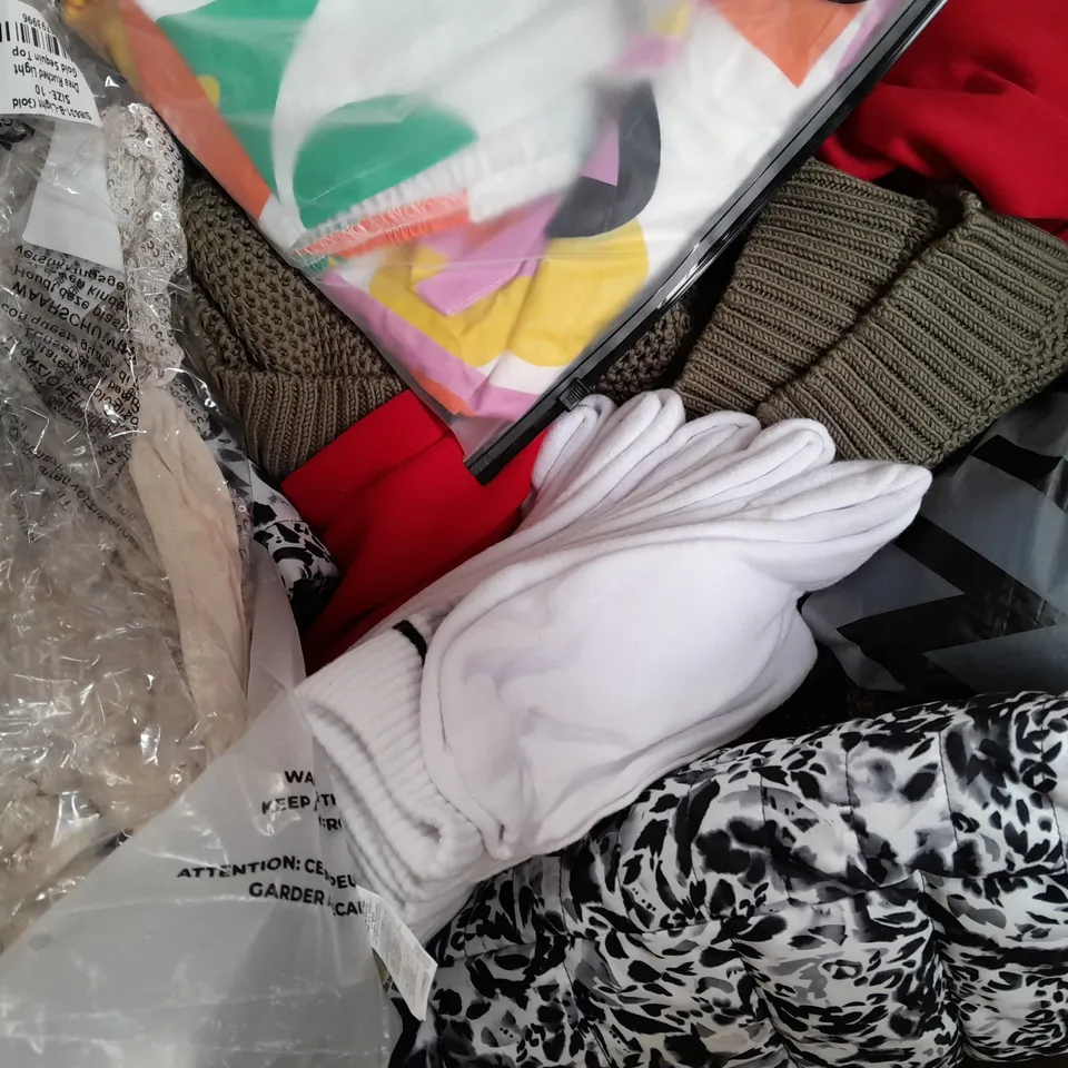 BOX OF APPROXIMATELY 20 ASSORTED CLOTHING AND FASHION ITEMS IN VARIOUS STYLES, SIZES, AND COLOURS - COLLECTION ONLY