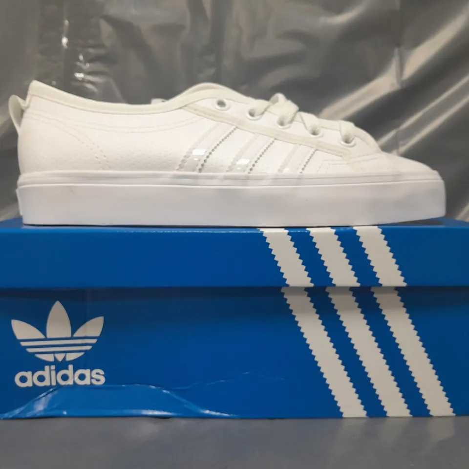 BOXED PAIR OF ADIDAS NIZZA LO CL SHOES IN WHITE UK SIZE 4