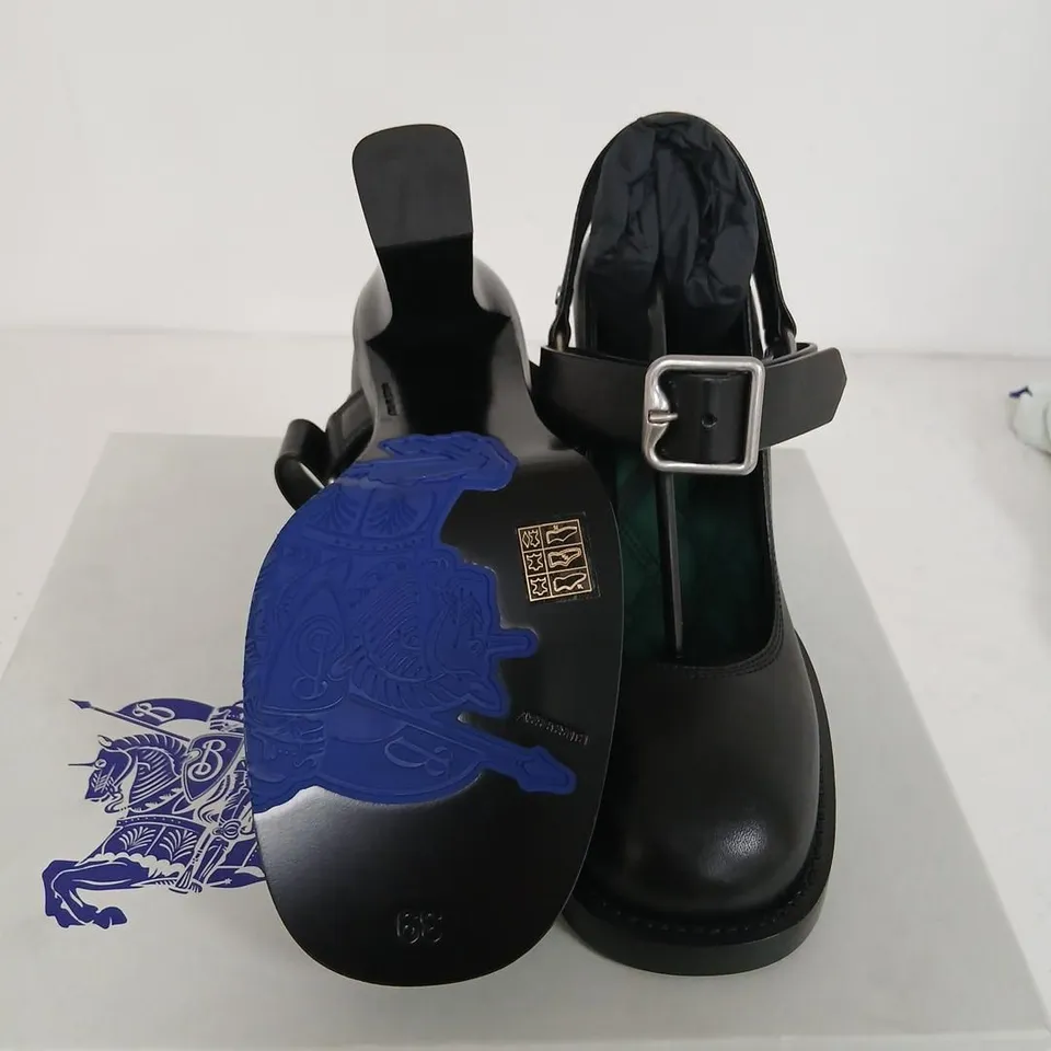 BURBERRY BLACK LEATHER HEELED SHOES WITH BUCKLED STRAP – UK 6 (EU 39)