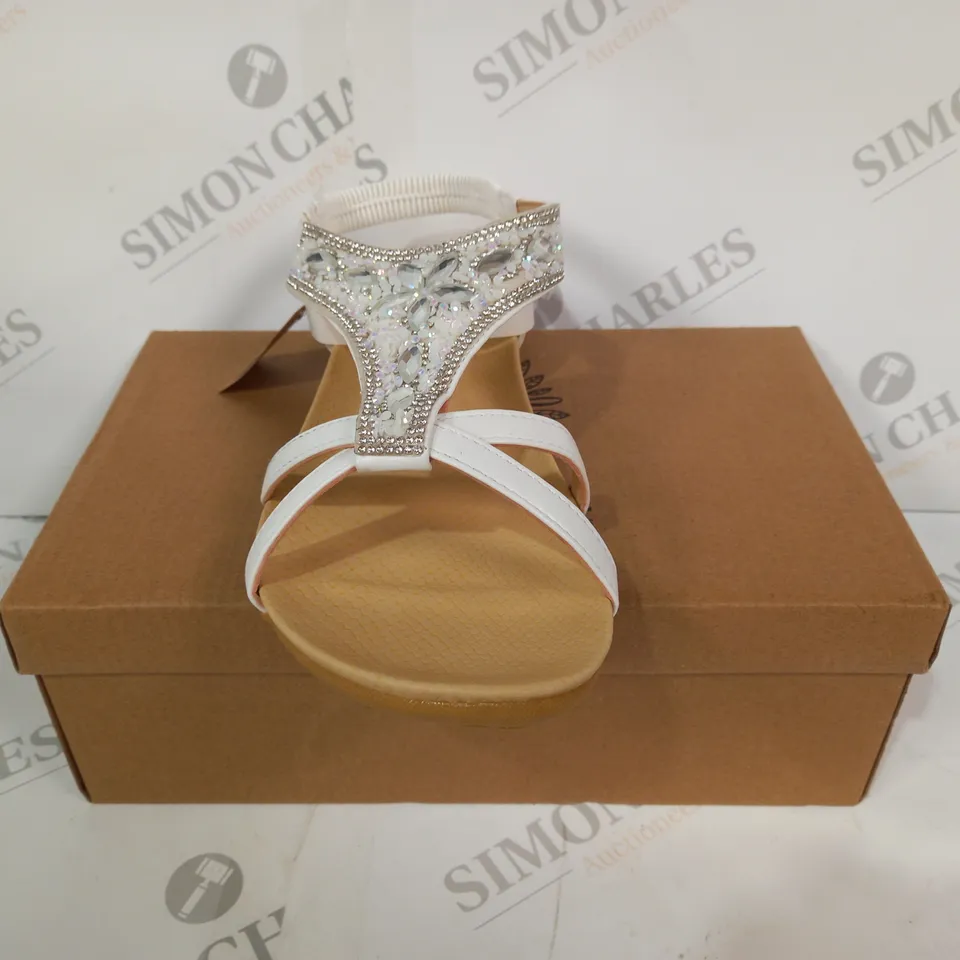 BOXED PAIR OF JO & JOE OPEN TOE SANDALS IN WHITE W. JEWEL EFFECT SIZE 8