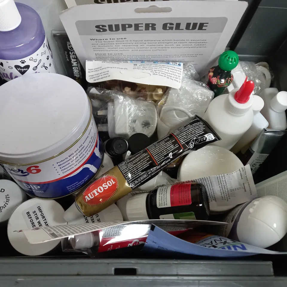 BOX OF APPROX 12 ASSORTED ITEMS TO INCLUDE - SUPER 6 TIP DIP - METAL POLISH - GUSTAV MATT ECT 