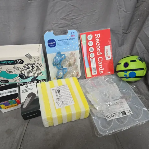 APPROXIMATELY 12 ASSORTED HOUSEHOLD ITEMS TO INCLUDE PETSOUND BALL, ULTRA SLIM DOOR WEDGE ALARM, RECORD CARDS, ETC