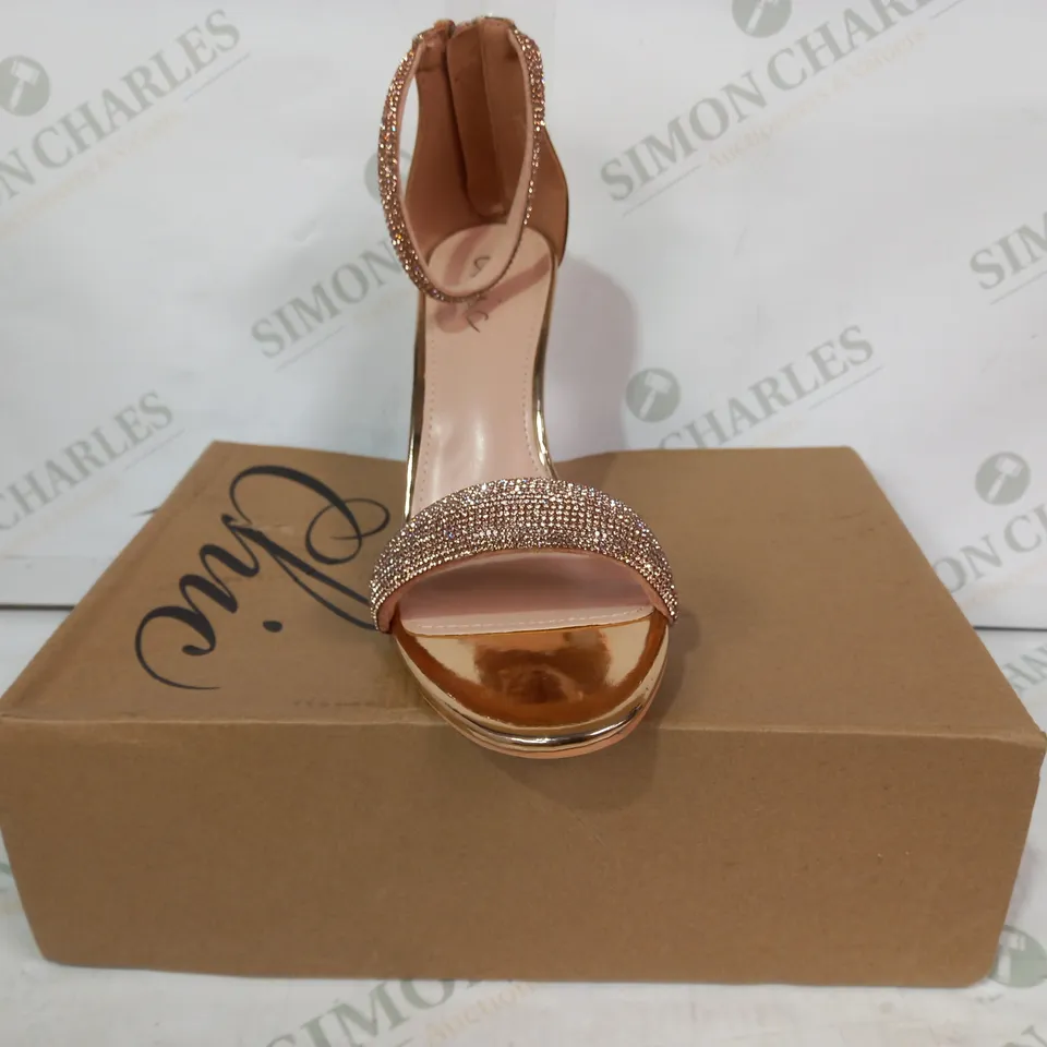 BOXED PAIR OF CHIC OPEN TOE STILETTO HEEL SANDALS IN METALLIC ROSE GOLD W. JEWEL EFFECT SIZE 6