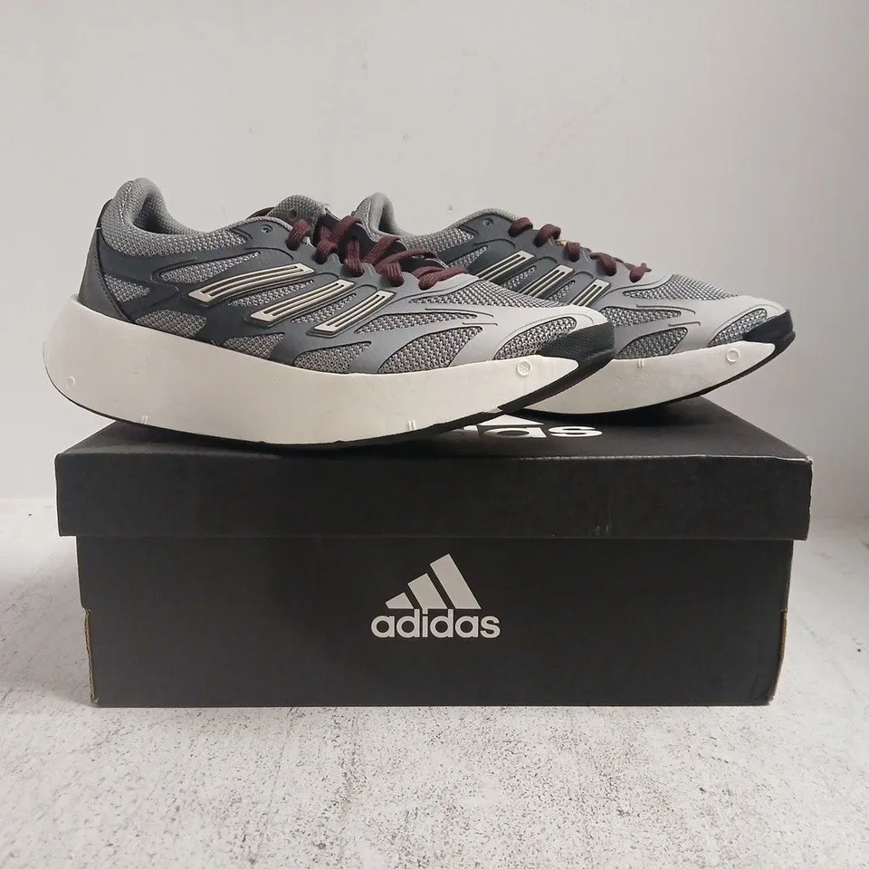 BOXED PAIR OF ADIDAS ADIZERO ARUKU TRAINERS IN GREY SIZE UK 7