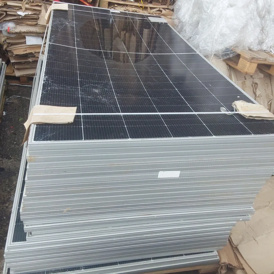PALLET CONTAINING A LARGE QUANTITY OF SOLAR PANELS