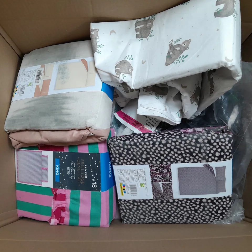 APPROXIMATELY 8 ASSORTED HOUSEHOLD ITEMS TO INCLUDE BEDDING, AND CUSHIONS IN VARIOUS SIZES AND STYLES 